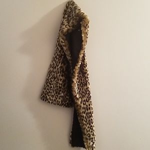 Leopard print fur scarf.